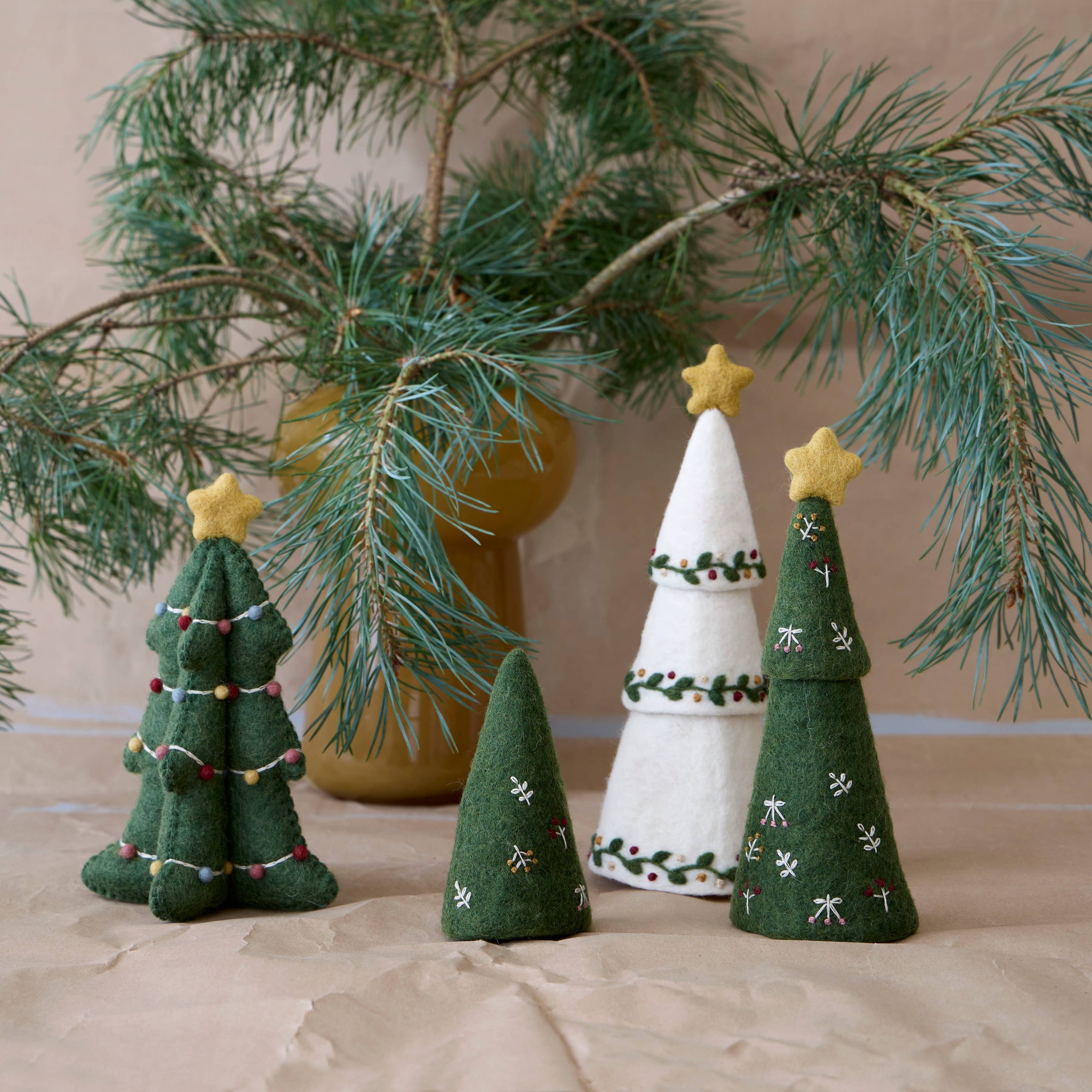 Christmas Tree w/Star and Garland - DIGS