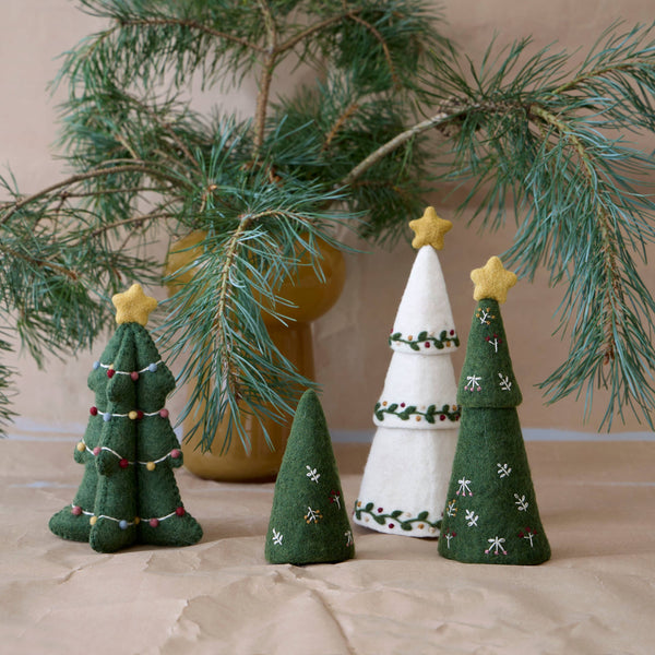 Christmas Tree w/Star and Garland - DIGS